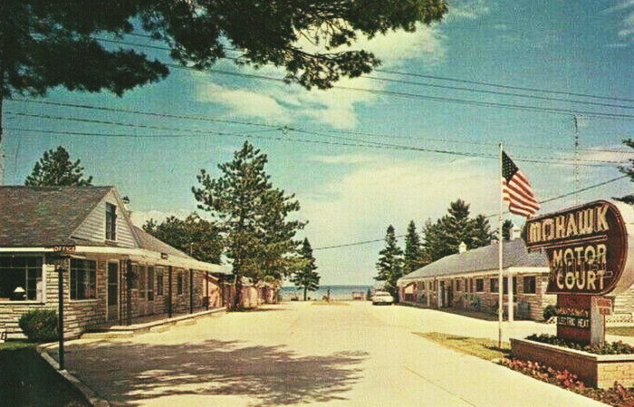 Mohawk Motel (Mohawk Motor Court) - Vintage Postcard (newer photo)